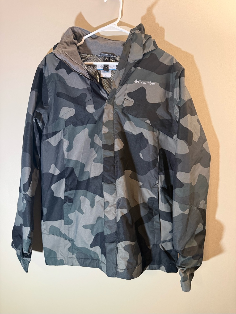 Columbia Kids XL (18-20) Camo Hooded Rain Jacket in Grey and Black Omni Heat